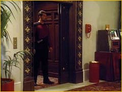 Ricker visite l'Hotel