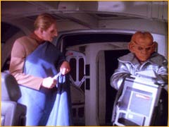 Odo et Quark avec une balise