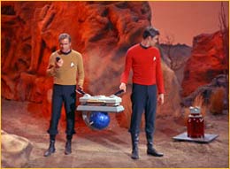 Kirk et Garrovick transportant une bombe antimatière