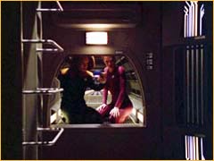 Seven of Nine et Torres dans une tube de Jefferies