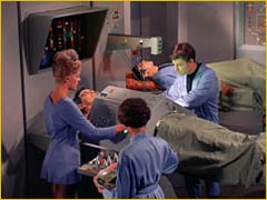 Médecin en Chef McCoy opérant un patient