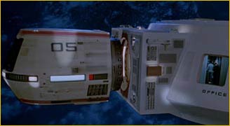 Capsule de transbordement se désarimant d'une starbase