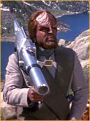 Désitégrateur magnétique sur l'épaule de Worf