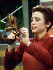 Kira phaser en main